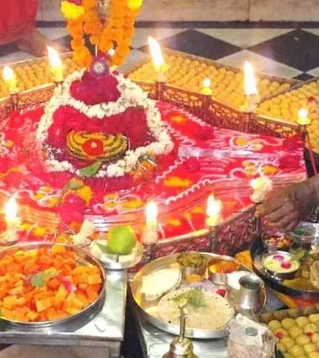मंगलनाथ मंदिर उज्जैन में भात पूजा के लिए मंगल देव का शृंगार, दीप और भात का भोग