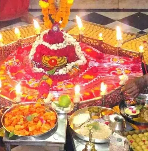 मंगल पूजा में फूल, दीपक और पूजा सामग्री का वास्तविक दृश्य